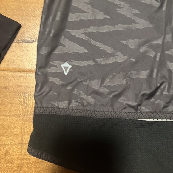 Black Ivivva jacket / windbreaker - Picture 4 of 5